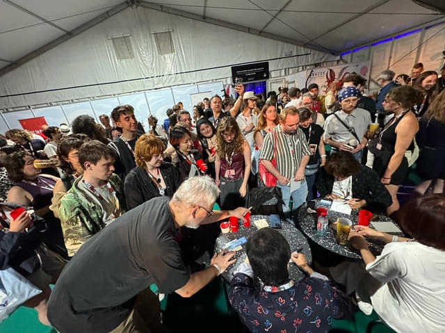 クロージングパーティで急遽行われたサイン会にはファンが殺到した。