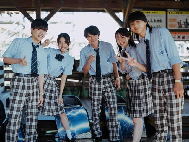 撮影中のオフショット。左から鈴木福、安斉星来、櫻井海音、本田真凜、吉田剛明