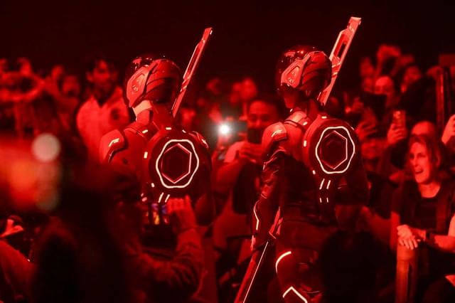 足並みをそろえてステージまで行進!!