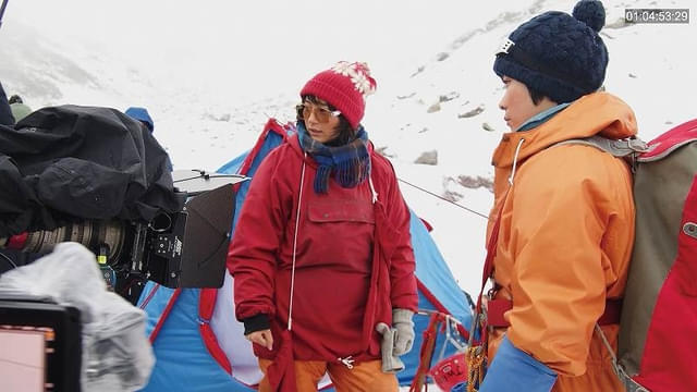 若かりし頃の純子(中央/演:のん)