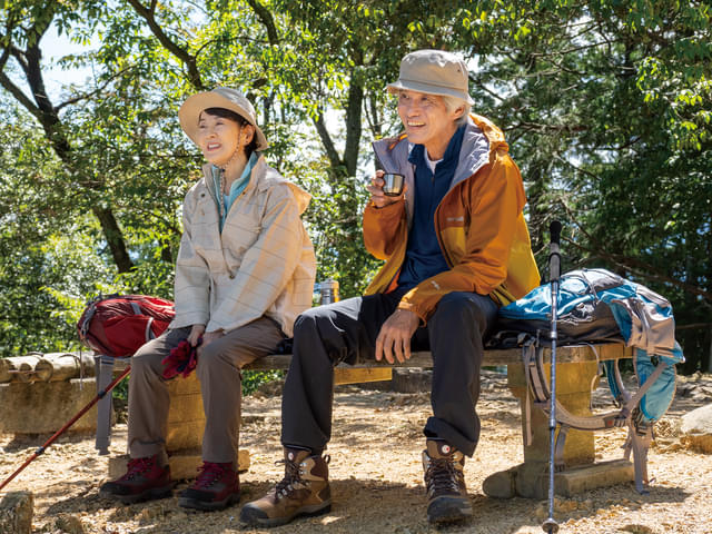 純子を生涯支え続けた夫・正明(右/演:佐藤浩市)