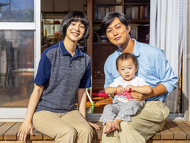 若かりし頃の純子（左／演：のん）と夫の正明（右／演：工藤阿須加）