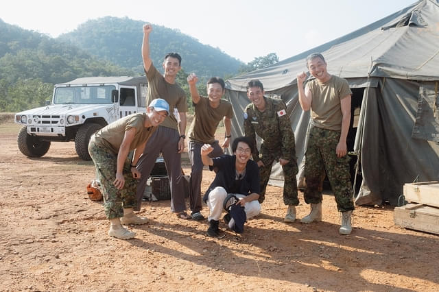 撮影風景。写真中央が小島央大監督。