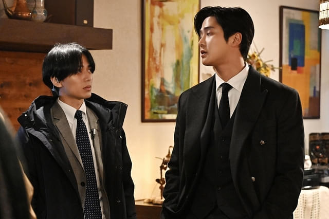 護道泉（演：永瀬廉）と、FBI特別捜査官クライド・ユン（演：ロウン）