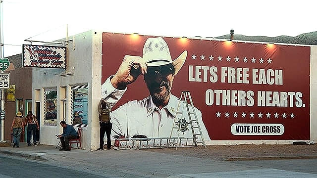 エディントンの町並み。保安官の巨大掲示が準備されていた。