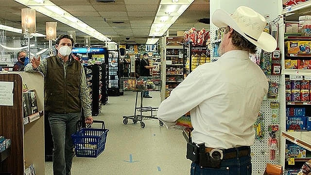 市長(左)と保安官のスーパーマーケットでのケンカの模様。