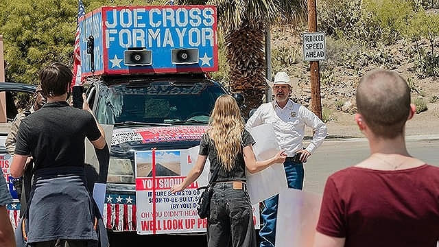 街宣車に改造されたパトカー。