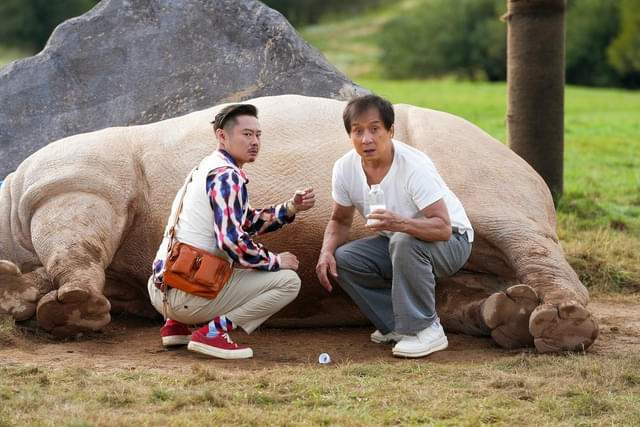 サイのミルクを採取するジャッキー