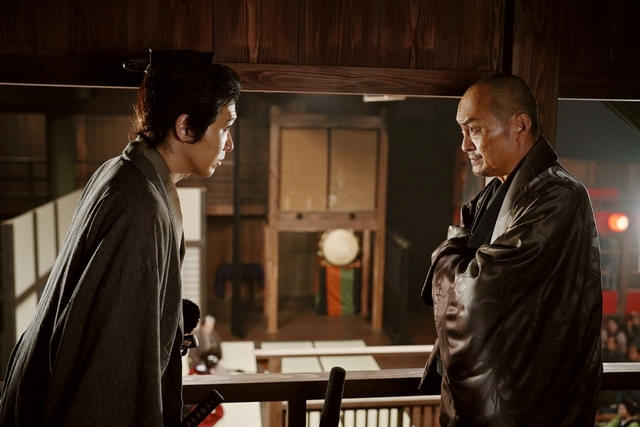 森田座で謀略を巡らせる立作者・篠田金治（右／演：渡辺謙）