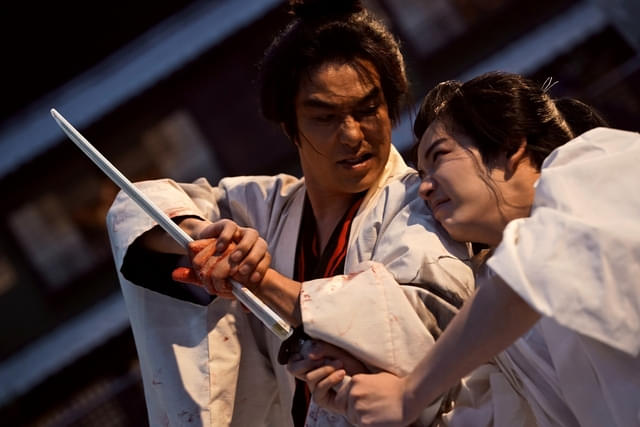 「仇討ち」の使命を背負った伊納菊之助（右／演：長尾謙杜）、“主人殺し”の罪人・作兵衛（左／演：北村一輝）