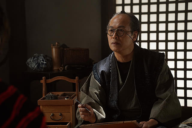 「森田座」の小道具方・久蔵（演：正名僕蔵）