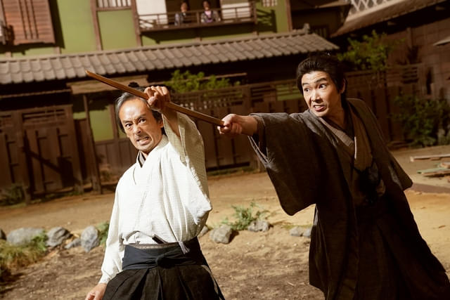 総一郎が、森田座の立師・相良与三郎（左／演：滝藤賢一）と勝負!?