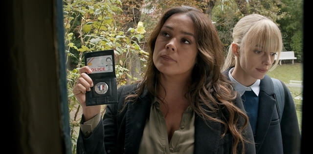 左からラファエル(演:ローラ・ドヴェール)と、アストリッド(演:サラ・モーテンセン) シーズン1より