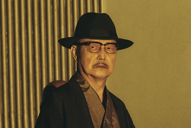 すごい手法で命を狙われている本条（演：石橋蓮司）