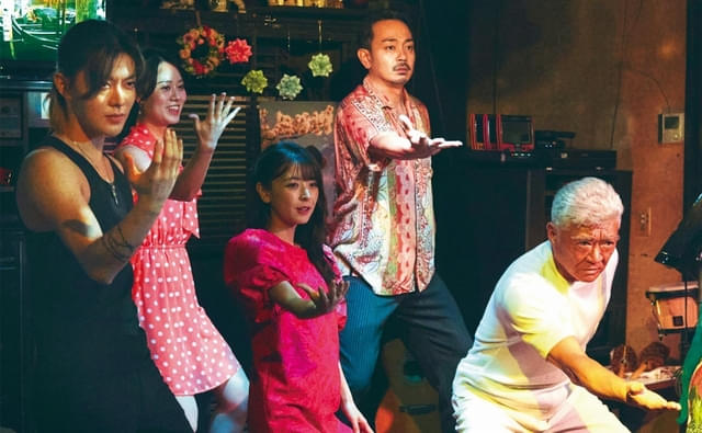 過去に傷を持つクールな殺し屋・桐生（演：中本悠太／最左）と、落ちぶれた元武闘派・村雨（演：小沢仁志／最右）のスナックダンスシーンは必見！