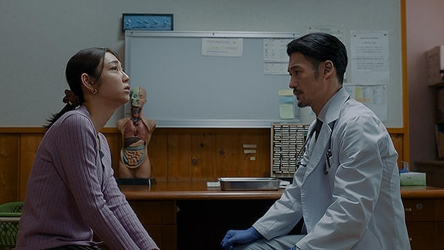 浅岡の妻・明希（演：山谷花純）と、ワクチンを打つ医師・高野（演：淵上泰史）