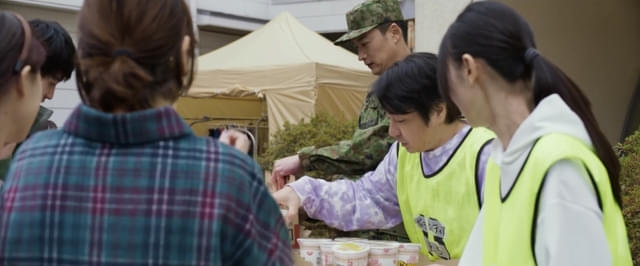 県外からやってきたボランティアたちも懸命に働いているが…