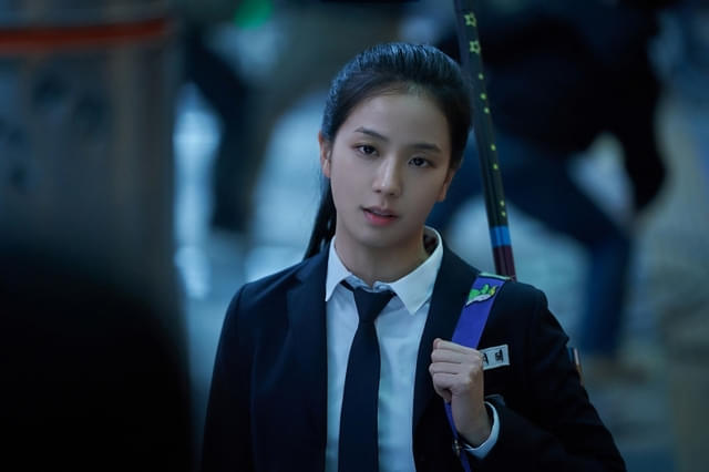 巨大なライフルで戦うイ・ジヘ（演：ジス／BLACKPINK）