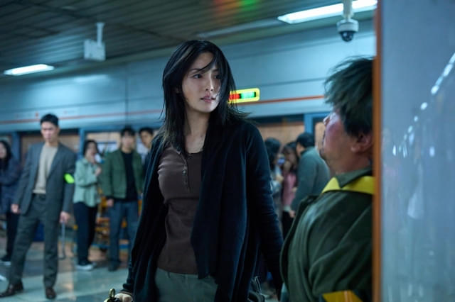 剣やダガーで戦うチョン・ヒウォン（演：ナナ／元AFTERSCHOOL）