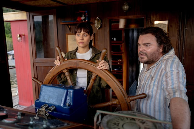 謎めいた女性ガイド（左／ダニエラ・メルキオール）がジャングルに帯同。この人が波乱を巻き起こします