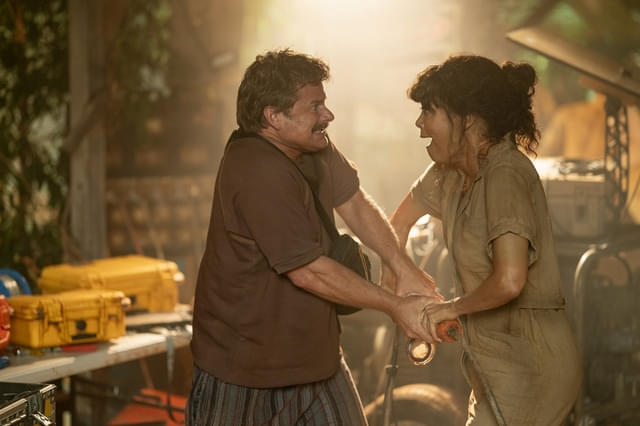 映画を完成させて、無事生きて帰れるのか――？