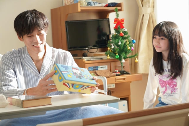 章子の父・良太（演：松坂桃李）。章子が幼いころから病気がちだった。
