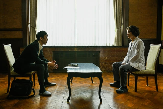 漆原に書籍執筆を持ちかける編集者・矢倉（演：北村有起哉）と、漆原
