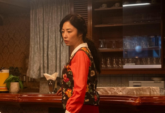 富士子が働く喫茶店の店主・奈倉(演:MEGUMI)