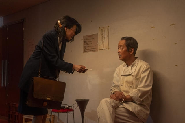 富士子が保険営業の仕事で出会う佐々木(演:リリー・フランキー)
