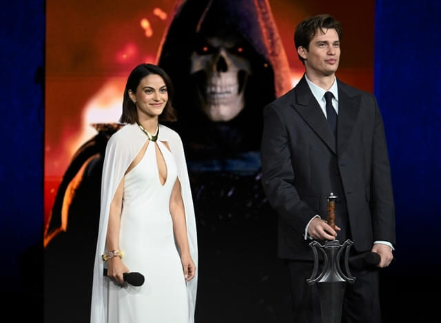ニコラス・ガリツィン(右)と、ティーラ役のカミラ・メンデス