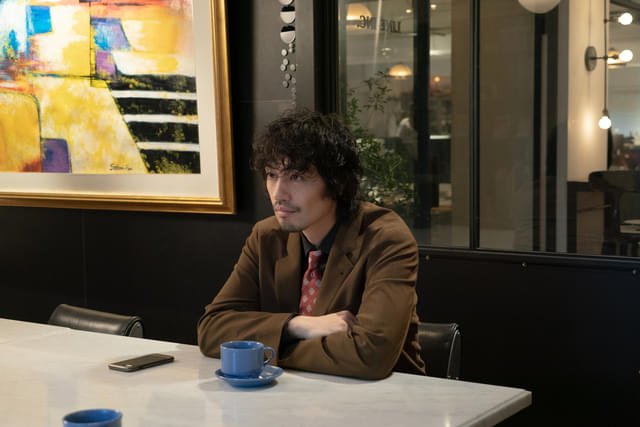 高志が働く会社の社長・田ノ上（演：斎藤工）。ハイスペックビジネスマンかと思いきや、意外と脇が甘い