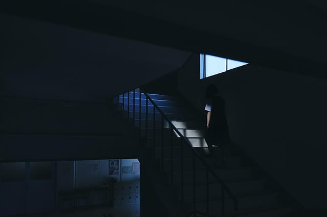 階段を登っているのは“誰”…？