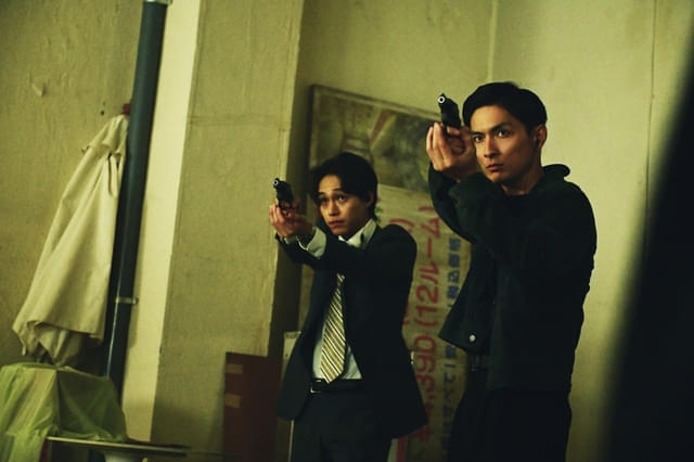 瑛子を支援するエリート刑事・五条(演:高良健吾)