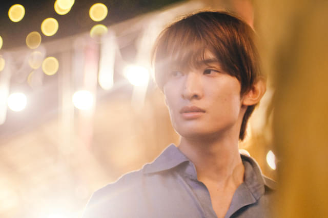 バンコクでカメラマンをしながら音楽活動をするカイ（演：向井康二）