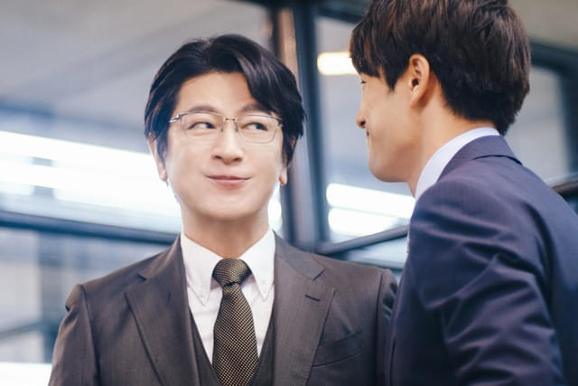 ソウタの会社のエリート社員・ジン（演：及川光博）