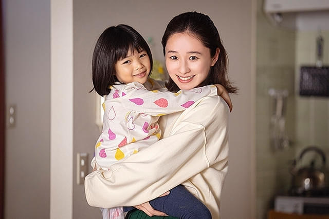 シングルマザーの紗月（演：堀田真由）と、5歳の娘・朝子