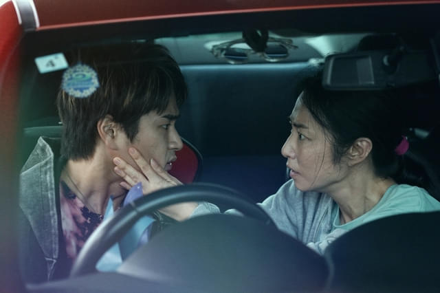 投資に失敗し巨額の借金を抱え、どうしても金が必要な主婦・美奈(演:MEGUMI)