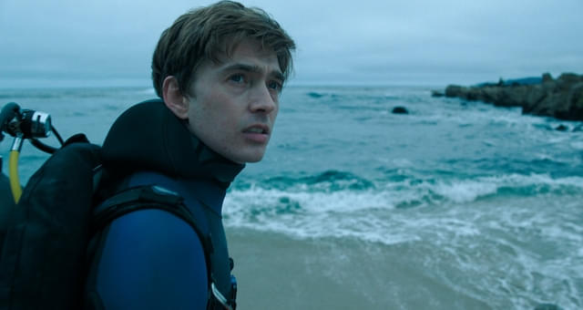 クジラに呑まれる主人公のジェイ(演:オースティン・エイブラムス)