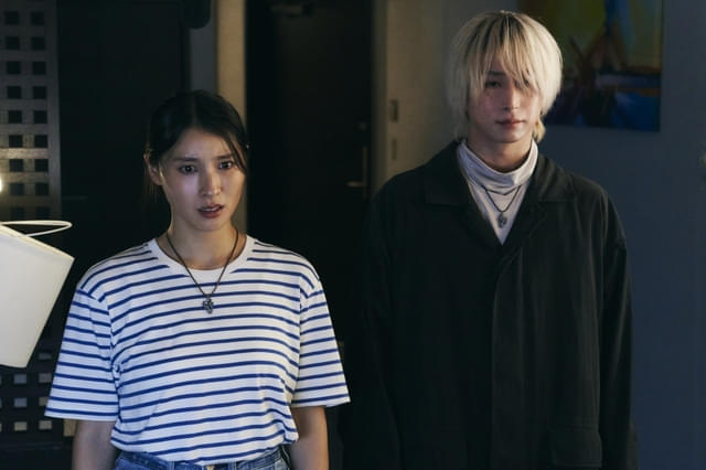 主人公の輪花(演:土屋太鳳)と、吐夢(演:佐久間大介)