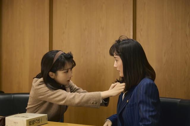 朝日と、新人弁護士の藤野栞（演：松本穂香）