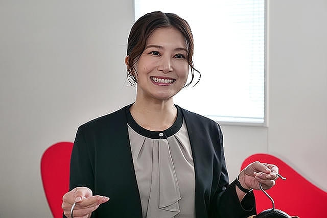 咲奈の秘書・瑞希（演：佐津川愛美）
