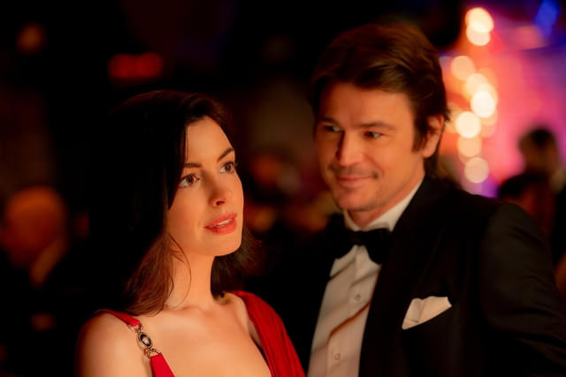 ヴェリティ（演：アン・ハサウェイ）と、夫ジェレミー（演：ジョシュ・ハートネット）