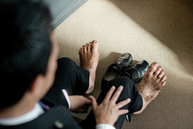 フライトアテンダントの足もホビットに！