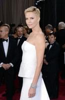 ベリーショートでも美しすぎるシャーリーズ・セロン