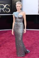 ナオミ・ワッツ、デコルテが印象的なドレスでレッドカーペット