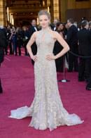 アマンダ、レッドカーペットでポージング